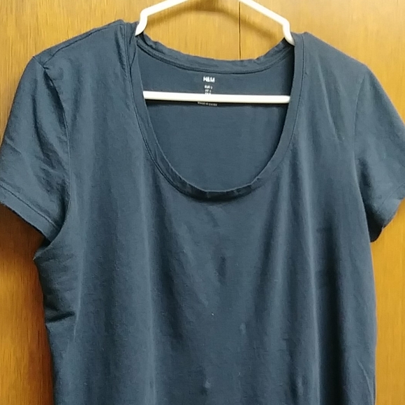 H&M Navy t-shirt👕 - Picture 2 of 6